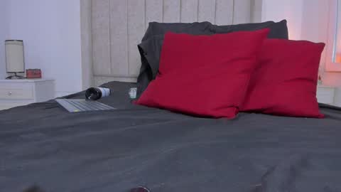 Lau   follow  online show from 12.18.24