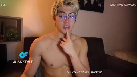Snapshot of juancamroom chatting on 04.28.26 . online show from 04.28.26