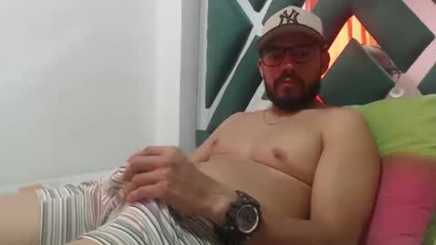 Snapshot of juanfe_style chatting on 10.01.25 juanfe_style online show from 10.01.25