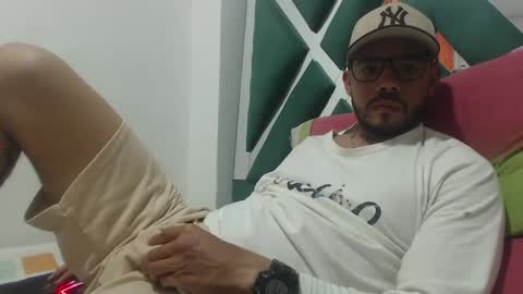 Snapshot of juanfe_style chatting on 10.11.25 juanfe_style online show from 10.11.25