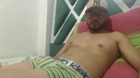 Snapshot of juanfe_style chatting on 10.12.25 juanfe_style online show from 10.12.25