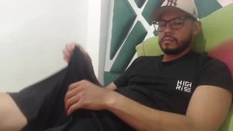 Snapshot of juanfe_style chatting on 10.18.25 juanfe_style online show from 10.18.25