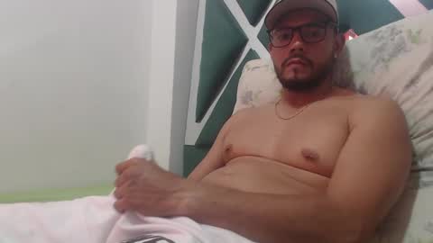 Snapshot of juanfe_style chatting on 11.08.25 juanfe_style online show from 11.08.25