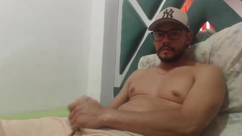 Snapshot of juanfe_style chatting on 11.11.25 juanfe_style online show from 11.11.25