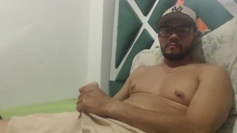 Snapshot of juanfe_style chatting on 11.13.25 juanfe_style online show from 11.13.25