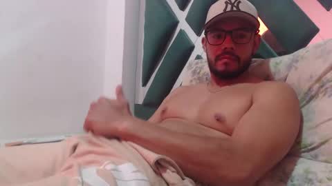 Snapshot of juanfe_style chatting on 11.16.25 juanfe_style online show from 11.16.25