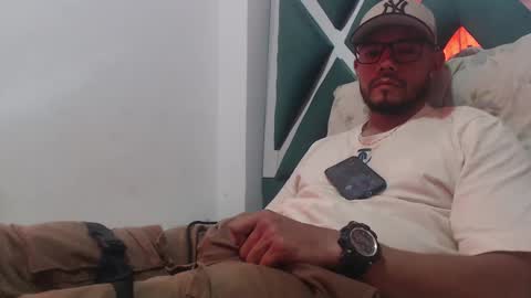 Snapshot of juanfe_style chatting on 11.22.25 juanfe_style online show from 11.22.25