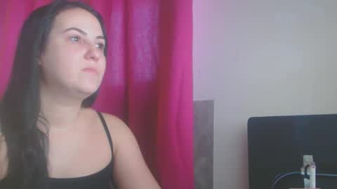 Snapshot of juicy_pussy96 chatting on 12.19.25 Anne online show from 12.19.25