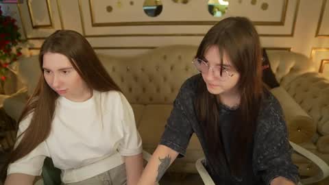 Snapshot of juicy_secrets_054 chatting on 04.18.26 Elza online show from 04.18.26