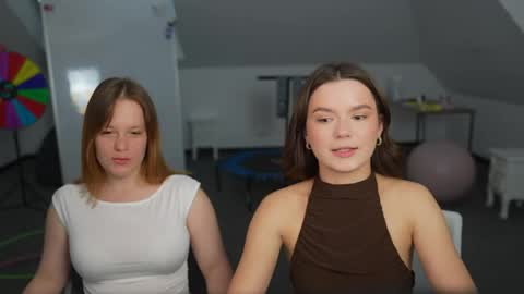 Snapshot of juicy_secrets_054 chatting on 04.24.26 Elza online show from 04.24.26