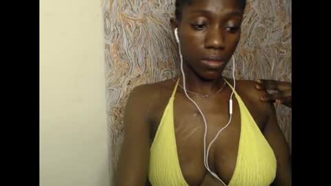 Snapshot of juicyberryx chatting on 02.21.25 queen online show from 02.21.25