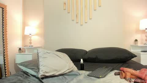 J U L IA   M A R T I N E Z online show from 02.22.25