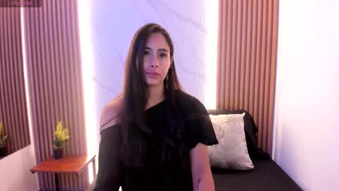 J U L IA   M A R T I N E Z online show from 02.10.26