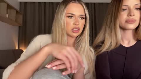 Julia R Le online show from 11.25.25