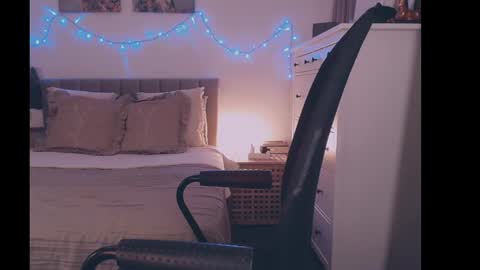 Snapshot of julialiones chatting on 01.28.25 julialiones online show from 01.28.25