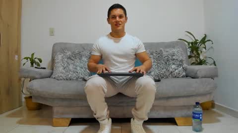 Snapshot of julian_wallace chatting on 12.14.24 julian_wallace online show from 12.14.24