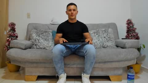 Snapshot of julian_wallace chatting on 12.19.24 julian_wallace online show from 12.19.24