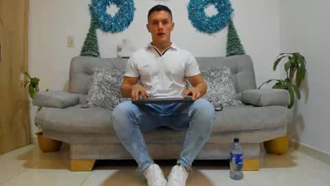 Snapshot of julian_wallace chatting on 12.20.24 julian_wallace online show from 12.20.24