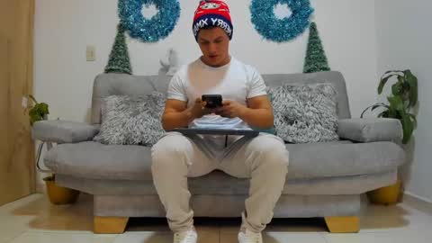 Snapshot of julian_wallace chatting on 12.24.24 julian_wallace online show from 12.24.24