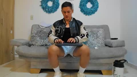 Snapshot of julian_wallace chatting on 01.13.25 julian_wallace online show from 01.13.25