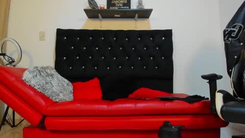 Snapshot of julian_wallace chatting on 02.24.25 julian_wallace online show from 02.24.25