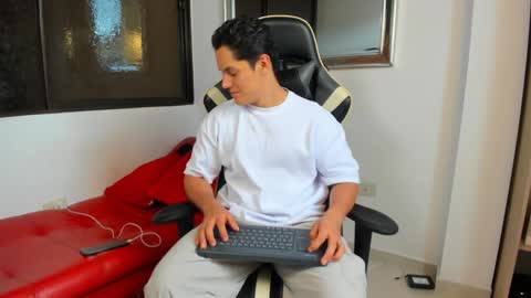 Snapshot of julian_wallace chatting on 02.06.26 julian_wallace online show from 02.06.26