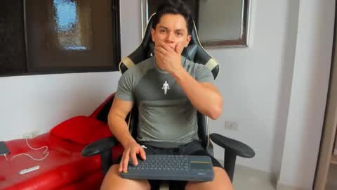 Snapshot of julian_wallace chatting on 02.25.26 julian_wallace online show from 02.25.26