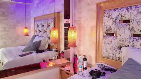 Snapshot of juliana_mendez25 chatting on 10.15.25 juliana_mendez25 online show from 10.15.25