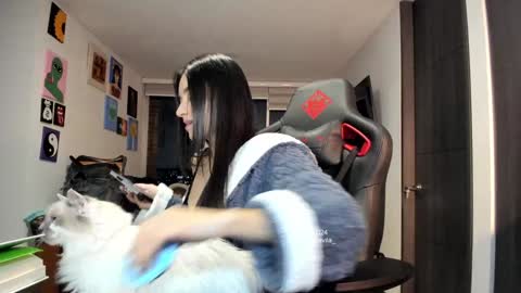 Snapshot of julidavila chatting on 12.09.24 Jeimy Help me to reach 100 thumbs up online show from 12.09.24