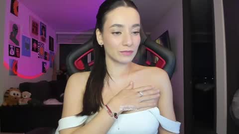 Snapshot of julidavila chatting on 04.28.26 Jeimy Help me to reach 100 thumbs up online show from 04.28.26