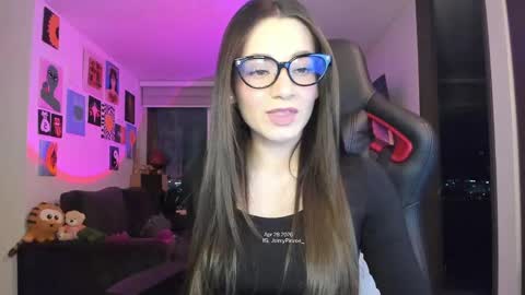 Snapshot of julidavila chatting on 04.30.26 Jeimy Help me to reach 100 thumbs up online show from 04.30.26