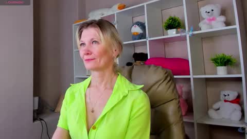 Julie Lucasss online show from 03.05.26