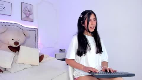 Snapshot of juliee_ross chatting on 05.19.26 juliee_ross online show from 05.19.26