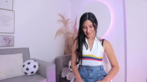 Snapshot of juliee_ross chatting on 06.23.26 juliee_ross online show from 06.23.26