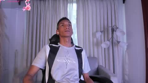 Snapshot of juliensaint_ chatting on 04.19.26 Julien online show from 04.19.26