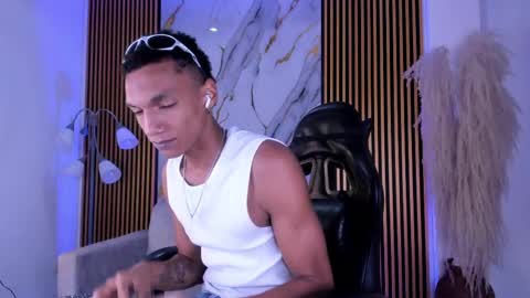 Snapshot of juliensaint_ chatting on 04.22.26 Julien online show from 04.22.26