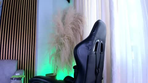 Snapshot of juliensaint_ chatting on 05.06.26 Julien online show from 05.06.26