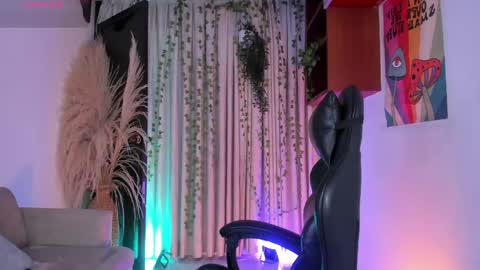 Snapshot of juliensaint_ chatting on 05.12.26 Julien online show from 05.12.26