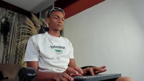 Snapshot of juliensaint_ chatting on 05.15.26 Julien online show from 05.15.26