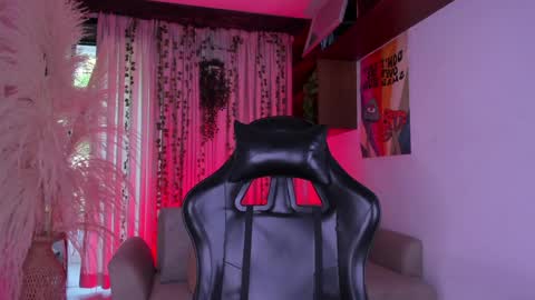 Snapshot of juliensaint_ chatting on 05.18.26 Julien online show from 05.18.26