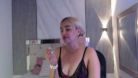 Snapshot of julieta__fox_ chatting on 06.22.26 julieta__fox_ online show from 06.22.26