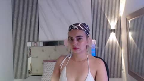 Snapshot of julieta__fox_ chatting on 06.24.26 julieta__fox_ online show from 06.24.26