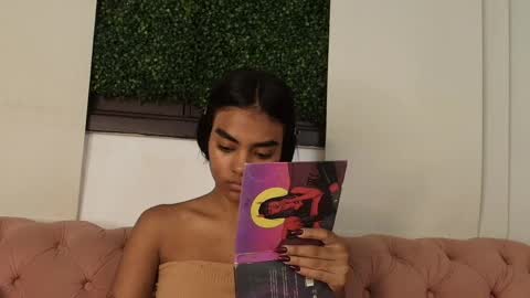 Snapshot of julieta_aguilar chatting on 04.22.26 Juli online show from 04.22.26