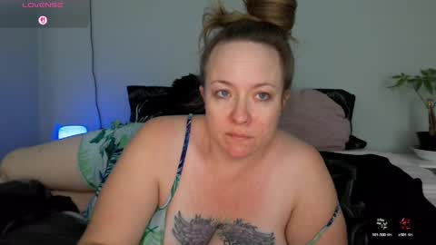 Snapshot of julimonroe chatting on 04.18.26 Juli Monroe online show from 04.18.26