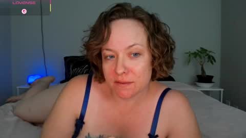 Snapshot of julimonroe chatting on 04.27.26 Juli Monroe online show from 04.27.26