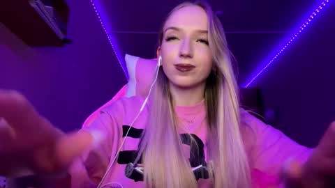 Snapshot of julissariecke chatting on 10.04.25 Sofie online show from 10.04.25