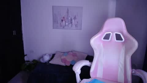 Snapshot of jully_dreams chatting on 05.17.26 July online show from 05.17.26