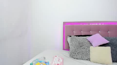 Snapshot of just_isa chatting on 12.19.24 Isa y Luci online show from 12.19.24