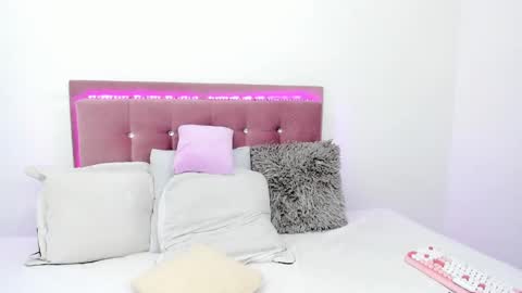 Snapshot of just_isa chatting on 12.20.24 Isa y Luci online show from 12.20.24