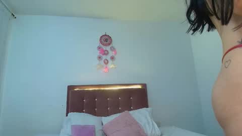 Snapshot of just_isa chatting on 12.04.25 Isa y Luci online show from 12.04.25